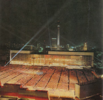 Marx-Engels-Platz vor dem Palast der Republik, in: Nationales Jugenfestival der DDR 1979, hg. v. Zentralrat der FDJ, Verlag Zeit im Bild, Dresden 1979, S. 16.