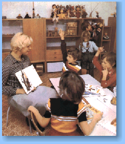Kindergarten, in: Die DDR stellt sich vor, hg. von PANORAMA DDR anläßlich des 30. Jahrestages der DDR 1979, Verlag Zeit im Bild, Dresden 1978, S. 111.