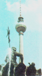 Neptunbrunnen und Fernsehturm am Alexanderplatz, in: Meyers Neues Lexikon, Bd. 2, 2., völlig neu erarb. Aufl. in 18 Bänden, Leipzig 1972, S. 223, sv. ''Berlin''.