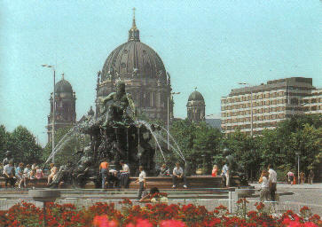 Neptunbrunnen, Berliner Dom und Palasthotel, Postkarte aus dem Jahr 1988, Foto: Boldt, Berlin