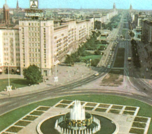 ehemalige Stalinallee, in: Meyers Neues Lexikon, Bd. 2, 2., vllig neu erarb. Aufl. in 18 Bnden, Leipzig 1972, S. 225, sv. ''Berlin''.