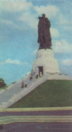 Treptower Ehrenmal zum Gedenken an die gefallenen sowjetischen Soldaten, in: in: Meyers Neues Lexikon, Bd. 2, 2., vllig neu erarb. Aufl. in 18 Bnden, Leipzig 1972, S. 221, sv. ''Berlin''.