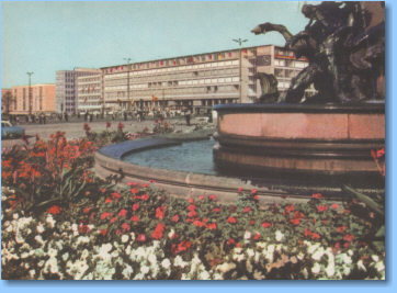 Blick über den Karl-Marx-Platz zu den modernen Bauten am Georgiring, in: Urania Universum, Bd. 11, Urania-Verlag Leipzig/Jena/Berlin 1965, zw. S. 16 u. 17.