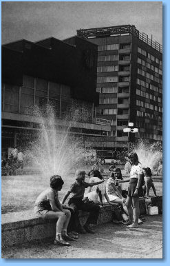 am Sachsenplatz, in: Leipzig, [Autorenkollektiv], 4., bearb. Aufl., VEB F. A. Brockhaus Verlag Leipzig, 1977, S. 116.