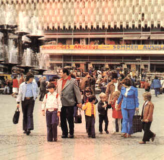 Familieneinkauf am Berliner Alexanderplatz (im Hintergrund das Centrum-Warenhaus), in: Die DDR stellt sich vor, hg. anläßlich der 30-Jahrfeier der DDR von PANORAMA DDR, Auslandspresseagentur GmbH, 1978, o.S.