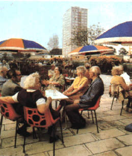 beim Kaffeetrinken, in: Die DDR stellt sich vor, hg. anllich der 30-Jahrfeier der DDR von PANORAMA DDR, Auslandspresseagentur GmbH, 1978, o.S.