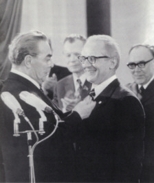 Aus den Händen Breschnews erhält Honecker den Lenin-Orden, 13. Mai 1973, in:  Honecker, Erich, Aus meinem Leben, Dietz Verlag Berlin 1982, S. 242.