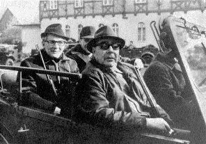 Breschnew (r.) und Honecker (l.) auf der Fahrt zur Jagd, 1971, in:  Honecker, Erich, Aus meinem Leben, Dietz Verlag Berlin 1982, S. 172.