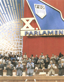 Egon Krenz (Mitte; an seiner rechten Seite Erich Honecker) auf dem X. Parlament der FDJ im Jahr 1981. - Vom X. zum XI. Parlament, hg. v. Zentralrat der FDJ u. v. Amt fr Jugendfragen beim Ministerrat der DDR, Verlag Junge Welt, Berlin 1981, Vorsatzblatt.