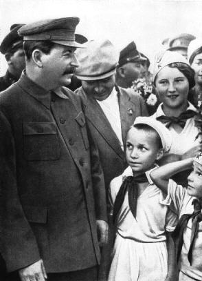 J. W. Stalin, von Kindern umgeben, auf dem Flugplatz in Tuschino, 1936, Foto, in: Alexandrow, G. F. [u.a.], Josef Wissarionowitsch Stalin, Kurze Lebensbeschreibung, bersetzung der vom Marx-Engels-Lenin-Institut in Moskau herausgegebenen 4. Auflage, Dietz Verlag, Berlin 1951.