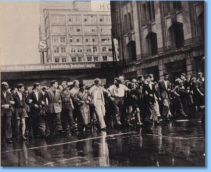 ''Juni 53 - Der Volksaufstand vom 17. Juni 1953 in Ost-Berlin und der sowjetischen Besatzungszone'', hg. v. Bundesministerium fr Gesamdeutsche Fragen, Bonn/ Berlin 1961, S. 8.  (Die Namen der Fotografen blieben damals aus Sicherheitsgrnden anonym.)