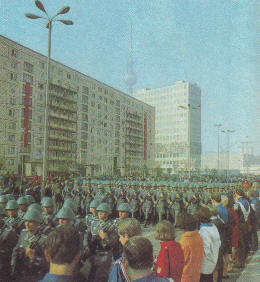 ''Ehrenparade der NVA in Berlin'', in: Dietrich, Wolfgang Major, Vom Sinn des Soldatenseins, Gedanken eines Zwanzigjährigen, in: URANIA-UNIVERSUM, Bd. 16, URANIA-Verlag Leipzig/Jena/Berlin 1970, zw. S. 64 u. 65.