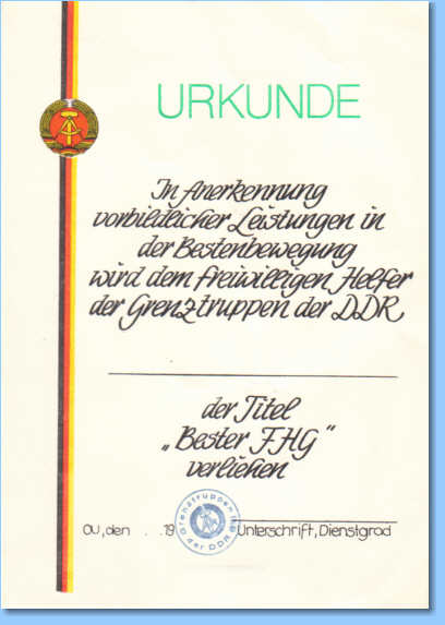 Deckblatt einer aufklappbaren Urkunde für vorbildliche Leistungen als freiwilliger Helfer der Grenztruppen der DDR (Druck: 1987)