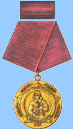 Medaille für Verdienste im Brandschutz, in: Meyers Neues Lexikon, 2., völlig neu erarb. Aufl. in 18 Bänden, Bd. 9, Leipzig 1974, S. 252, s.v. ''Medaille für Verdienste im Brandschutz''. (Abbildung bearbeitet)