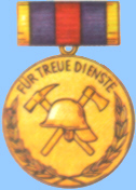 Medaille für treue Dienste in der Freiwilligen Feuerwehr, in: Meyers Neues Lexikon, 2., völlig neu erarb. Aufl. in 18 Bänden, Bd. 9, Leipzig 1974, S. 251, s.v. ''Medaille für treue Dienste in der Freiwilligen Feuerwehr''. (Abbildung bearbeitet)