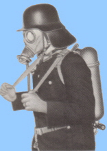 Trageweise des Druckluftatemgeräts in Verbindung mit der Schutzmaske, in: Meyers Neues Lexikon, 2., völlig neu erarb. Aufl. in 18 Bänden, Bd. 4, Leipzig 1972, S. 585, s.v. ''Feuerwehr''. (Abbildung bearbeitet)