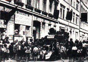 Agitationseinsatz der FDJ zum Volksentscheid in Sachsen, Juni 1946, in: Benser, Gnter, Aufruf der KPD vom 11. Juni 1945 (Illustrierte historische Hefte; Nr. 19), hg. v. Zentralinstitut fr Geschichte der Akademie der Wissenschaften der DDR, VEB Deutscher Verlag der Wissenschaften, Berlin 1980, S. 41.