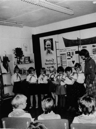 1982: Blick in das Pionier- bzw. FDJ-Zimmer: Aufnahme von Schlern der 1. Klasse in die Pionierorganisation Ernst Thlmann / Foto: Dana Schieck