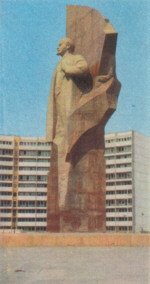 Lenindenkmal aus rotem Granit am Leninplatz (heute Platz der Vereinten Nationen), in: in: Meyers Neues Lexikon, Bd. 2, 2., völlig neu erarb. Aufl. in 18 Bänden, Leipzig 1972, S. 221, sv. ''Berlin''.