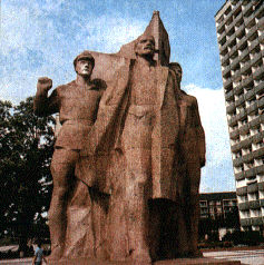 Lenindenkmal in der Prager Straße, in: Böhle, Karl-Heinz, Dresden in Farbe, VEB F.A. Brockhaus Verlag Leipzig, o. J., S. 6.