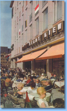 Vor dem Restaurant ''Stadt Kiew'' in der Petersstraße, in: Urania Universum, Bd. 11, Urania-Verlag Leipzig/Jena/Berlin 1965, zw. S. 16 u. 17.