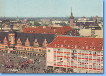 Blick über Stadt von der Thomaskirche (1964), in: Urania Universum, Bd. 11, Urania-Verlag Leipzig/Jena/Berlin 1965, zw. S. 16 u. 17.