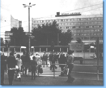 Bahnhofsvorplatz mit Hotel ''Stadt Leipzig'', in: Leipzig, [Autorenkollektiv], 4., bearb. Aufl., VEB F. A. Brockhaus Verlag Leipzig, 1977, S. 113.