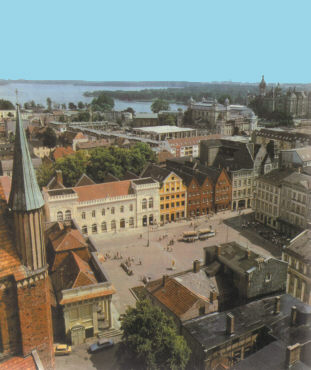 Bezirksstadt Schwerin, in: A GDR Minitour, Dresden, 1987, S. 78. Bezirksstadt Schwerin, in: A GDR Minitour, Dresden, 1987, S. 78.
