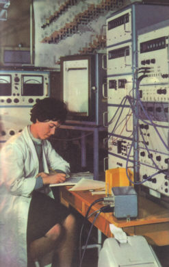 Im Elektronenlabor des Zentralen Institutes fr Kernforschung Rossendorf, in: URANIA UNIVERSUM. Wissenschaft - Technik - Kultur - Sport - Unterhaltung, Bd. 12, URANIA-Verlag Leipzig/ Jena/ Berlin1966, zw. S. 80-81.