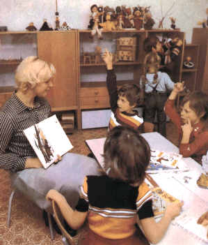 Kindergarten, in: Die DDR stellt sich vor, hg. von PANORAMA DDR anllich des 30. Jahrestages der DDR 1979, Verlag Zeit im Bild, Dresden 1978, S. 111.