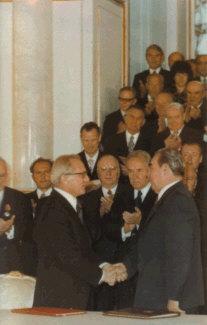 Nach der Unterzeichnung des ''Vertrages ber Freundschaft, Zusammenarbeit und gegenseitigen Beistand zwischen der DDR und der UdSSR'' in Moskau, 7. Oktober 1975, in:  Honecker, Erich, Aus meinem Leben, Dietz Verlag Berlin 1982, S. 325.
