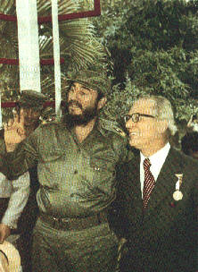 Mit Fidel Castro, Erster Sekretr des ZK der Kommunistischen Partei Kubas und Ministerprsident der Revolutionren Regierung der Republik Kuba, whrend des Besuches in der Republik Kuba, Februar 1974, in: Honecker, Erich, Aus meinem Leben, Dietz Verlag, Berlin 1980, S.  451.