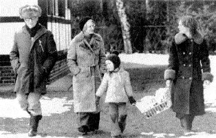 Spaziergang mit Frau Margot, Tochter Sonja und Enkelsohn Roberto, 1977, in: Honecker, Erich, Aus meinem Leben, Dietz Verlag, Berlin 1980, S.  459.