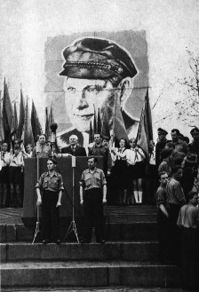 Wilhelm Pieck am Rednerpult bei der Erffnung der nach ihm benannten Pionierrepublik am 24.5.1950 in der Berliner Wuhlheide, in: Erich Honecker, Skizze seines politischen Lebens, hg. v. Institut fr Marxismus-Leninismus beim ZK der SED, Dietz Verlag, 2. Aufl., Berlin 1978, S. 61.