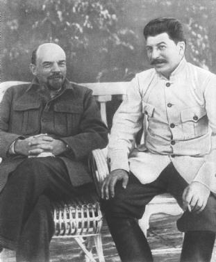 W. I. Lenin und J. W. Stalin in Gorki, 1922, Foto, in: Alexandrow, G. F. [u.a.], Josef Wissarionowitsch Stalin, Kurze Lebensbeschreibung, bersetzung der vom Marx-Engels-Lenin-Institut in Moskau herausgegebenen 4. Auflage, Dietz Verlag, Berlin 1951.