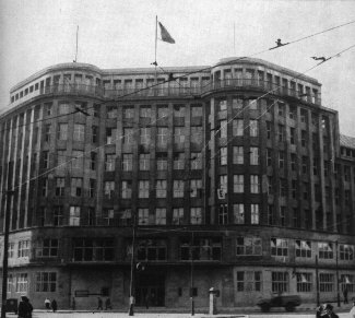 ''Haus der Einheit'', Sitz des Parteivorstands der SED in Berlin-Mitte (Moll-Strae), in: Ulbricht, Walter [u.a.], Geschichte der deutschen Arbeiterbewegung, Bd. 6 von Mai 1945 bis 1949, hg. v. Institut fr Marxismus-Leninismus beim Zentralkomitee der SED, Dietz Verlag, Berlin 1966.