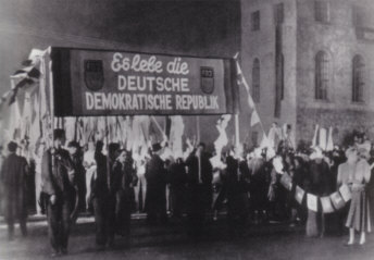 Fackelzug der FDJ in Berlin anläßlich der Gründung der DDR, 11. Oktober 1949, in: Honecker, Erich, Aus meinem Leben, Dietz Verlag Berlin 1982, S. 165.
