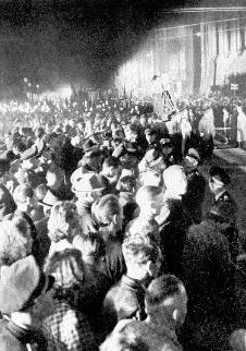 Kundgebung auf dem August-Bebel-Platz in Berlin, 11.10.1949, in: Ulbricht, Walter (Vorsitzender)/ Bartel, Horst/ Berthold, Lothar (Sekretr) [Autorenkollektiv], Geschichte der deutschen Arbeiterbewegung in 8 Bnden, hg. v. Institut fr Marxismus-Leninismus beim Zentralkomitee der SED, , Bd. 7: Von 1949 bis 1955, Dietz Verlag Berlin 1966, o. S.