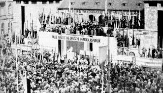 Kundgebung in Halle, 8.10.1949, in: Ulbricht, Walter (Vorsitzender)/ Bartel, Horst/ Berthold, Lothar (Sekretr) [Autorenkollektiv], Geschichte der deutschen Arbeiterbewegung in 8 Bnden, hg. v. Institut fr Marxismus-Leninismus beim Zentralkomitee der SED, , Bd. 7: Von 1949 bis 1955, Dietz Verlag Berlin 1966, o. S.