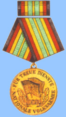 Medaille fr treue Dienste in der Nationalen Volksarmee, in: Meyers Neues Lexikon, 2., vllig neu erarb. Aufl. in 18 Bnden, Bd. 9, Leipzig 1974, S. 251, s.v. ''Medaille fr treue Dienste in der Nationalen Volksarmee''. (Abbildung bearbeitet)