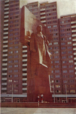 Das Lenindenkmal, in: Horandt, A./ Horn, G., Sie ehrten Lenin, indem sie Häuser bauten. Vom Werden und Wachsen des Leninplatzes, hg. v. Bezirksvorstand der Gesellschaft für Deutsch-Sowjetische Freundschaft in der Hauptstadt der DDR, Berlin 1970, S. 32. Das Lenindenkmal, in: Horandt, A./ Horn, G., Sie ehrten Lenin, indem sie Häuser bauten. Vom Werden und Wachsen des Leninplatzes, hg. v. Bezirksvorstand der Gesellschaft für Deutsch-Sowjetische Freundschaft in der Hauptstadt der DDR, Berlin 1970, S. 32.