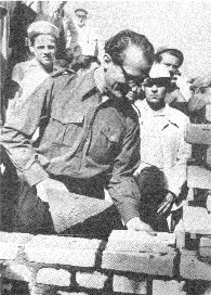 Erich Honecker bei Maurerlehrlingen der Jugendbaustelle Block E-Süd an der Weberwiese, Anfang Juli 1952, in: Honecker, Erich. Skizze seines politischen Lebens, hg. v. Institut für Marxismus-Leninsmus beim ZK der SED, Dietz Verlag Berlin 1978, S. 81. Erich Honecker bei Maurerlehrlingen der Jugendbaustelle Block E-Süd an der Weberwiese, Anfang Juli 1952, in: Honecker, Erich. Skizze seines politischen Lebens, hg. v. Institut für Marxismus-Leninsmus beim ZK der SED, Dietz Verlag Berlin 1978, S. 81.