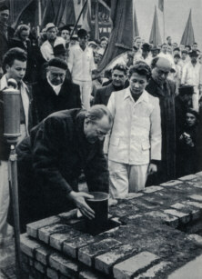 Otto Grotewohl bei der Grundsteinlegung fr den ersten Wohnblock der Karl-Marx-Allee Berlin, 3. Februar 1952, in: Architektur und Bildende Kunst. Ausstellung zum 20. Jahrestag der DDR, VEB Interdruck Leipzig, 1969, S. 16.