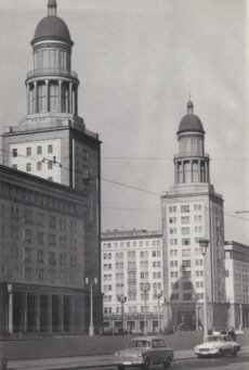 Frankfurter Tor, in: Trott, Fritz/ Erdmann, Horst, 10 Jahre Nationales Aufbauwerk in der Hauptstadt Berlin, hg. v. Ausschu der Nationalen Front des Demokratischen Deutschland der Hauptstadt Berlin Nationales Aufbauwerk, Berlin [o.J.], S. 34.